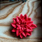 Broșă Crăciuniță (Poinsettia) - Roșu cu chef de vorbă