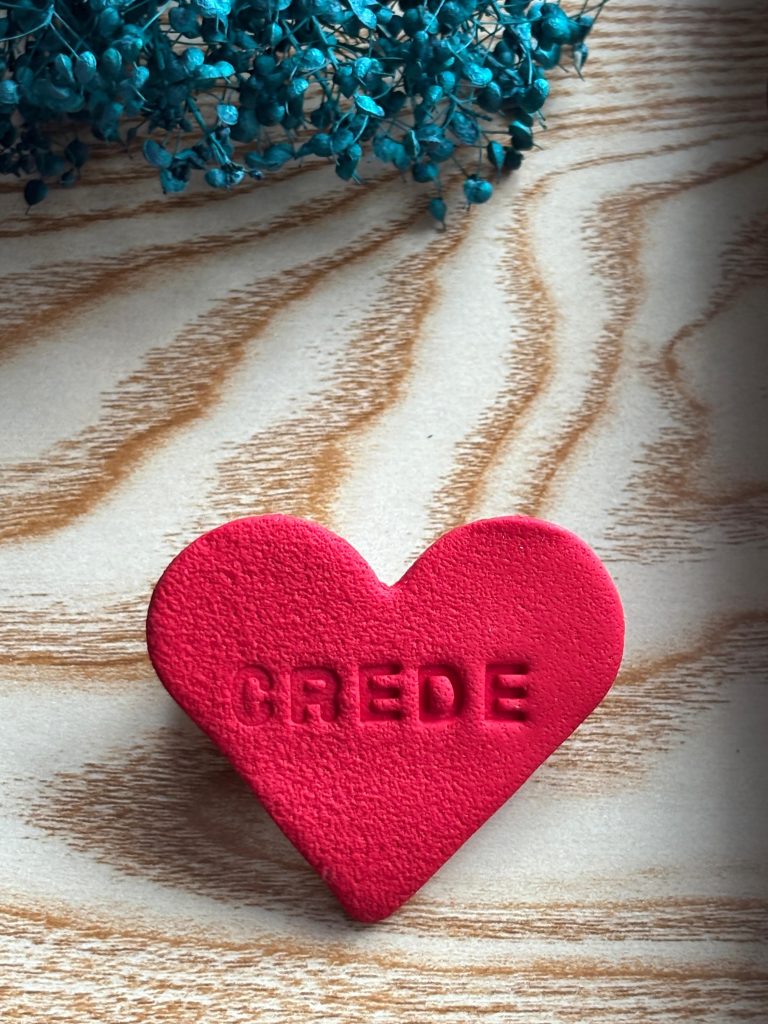 Brosa rosie mesaj Crede